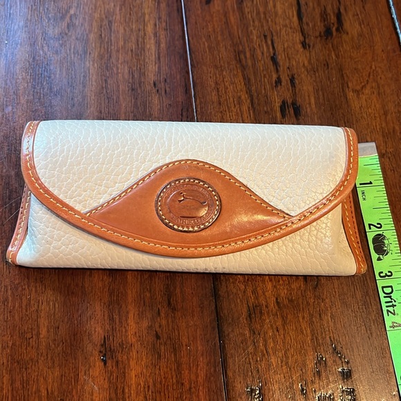 Vintage Dooney & Bourke Eyeglass Hard Case with Belt Loop in cream/tan - Picture 3 of 7